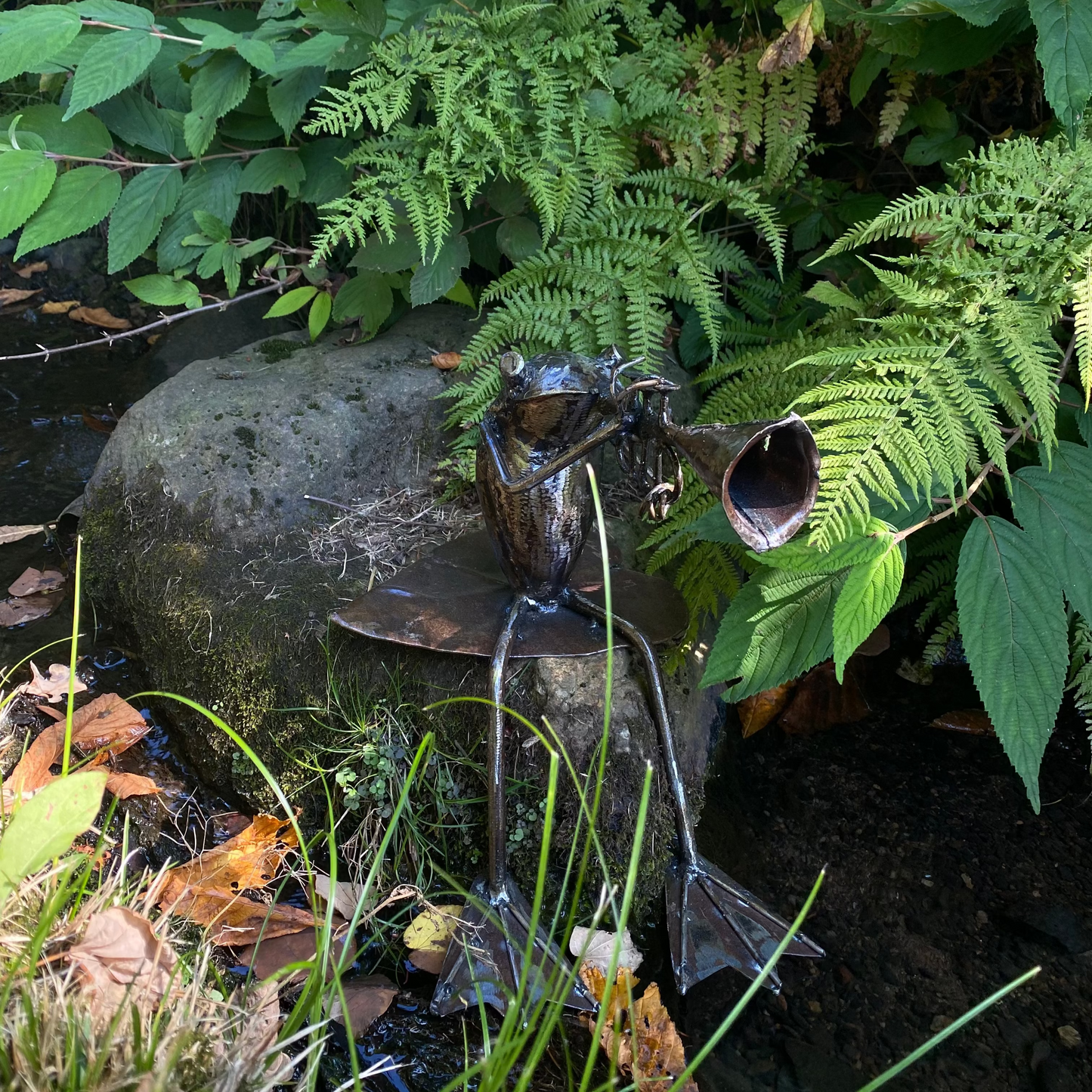 Groda på Näckrosblad med Trumpet - Skulptur av Everson Nyamhere