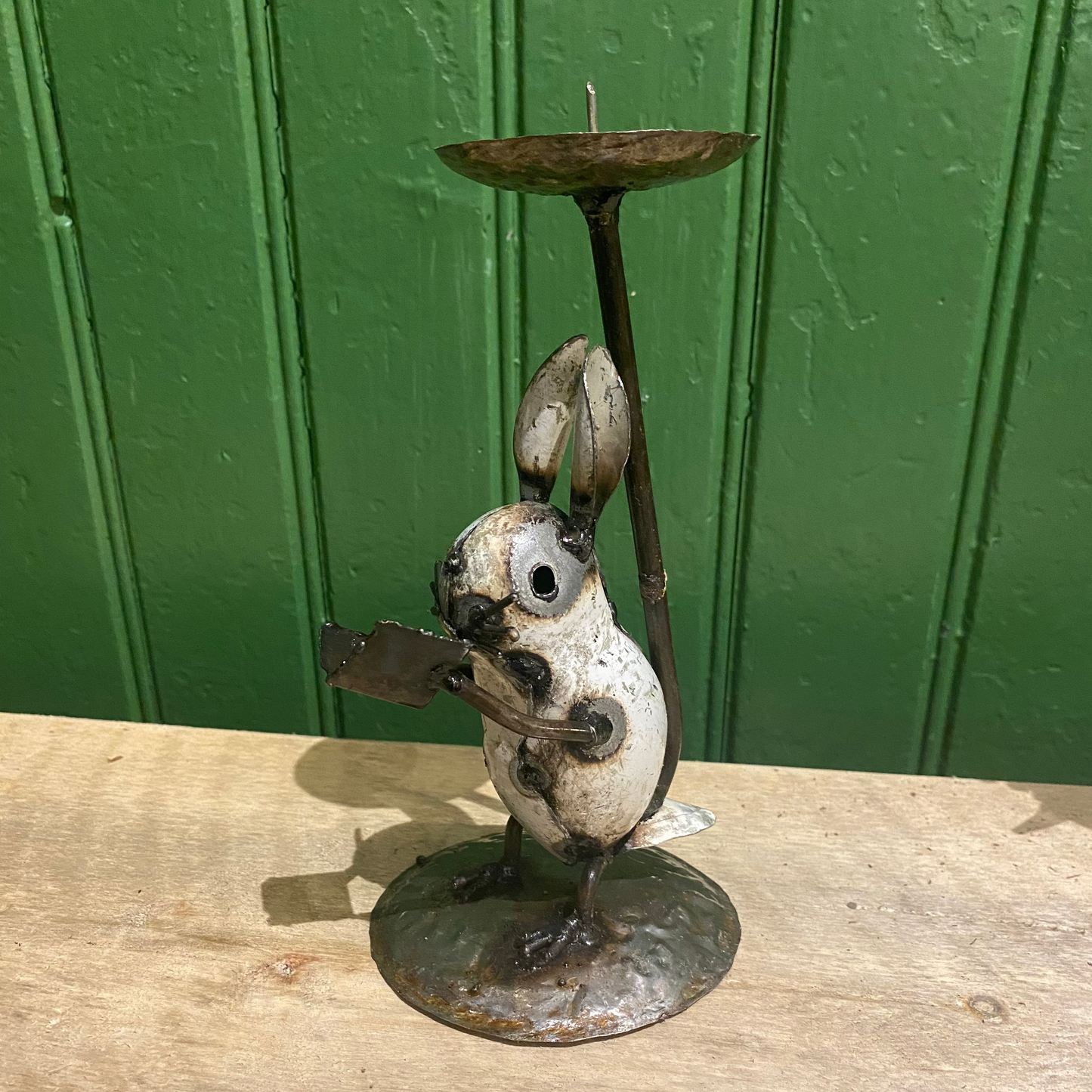 Ljushållare Hare Läser Bok - Återvunnen Metall från Zimbabwe