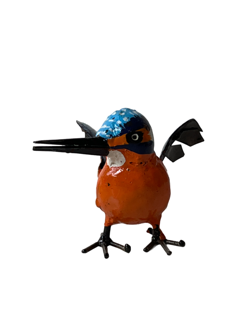 Kungsfiskare med vingarna utfällda av gammalt metallskrot. Orangemålad kropp med lite blått på hjässan.