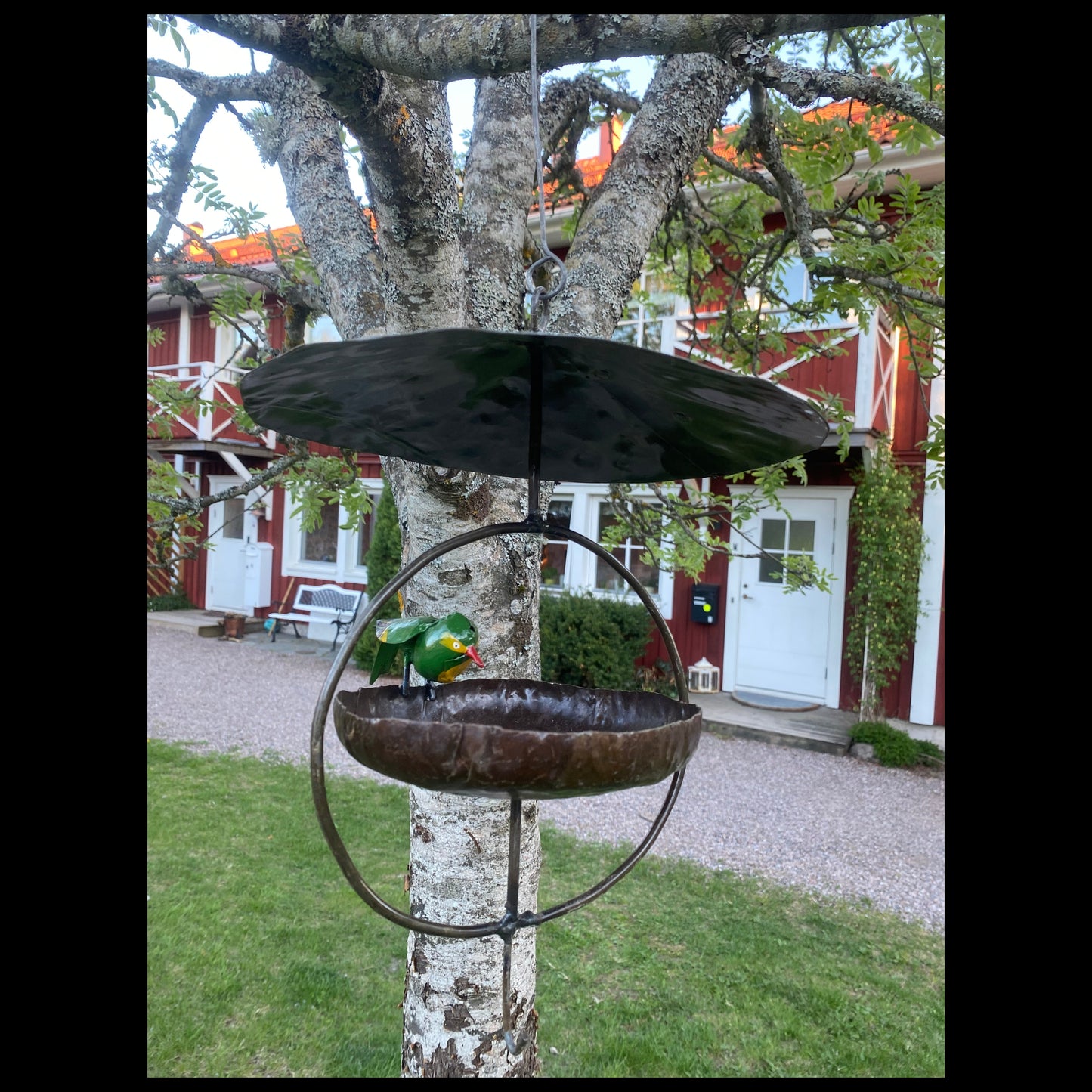 Hängande Fågelbord med Tak Grön Fågel – Handgjord Metallskulptur från Zimbabwe