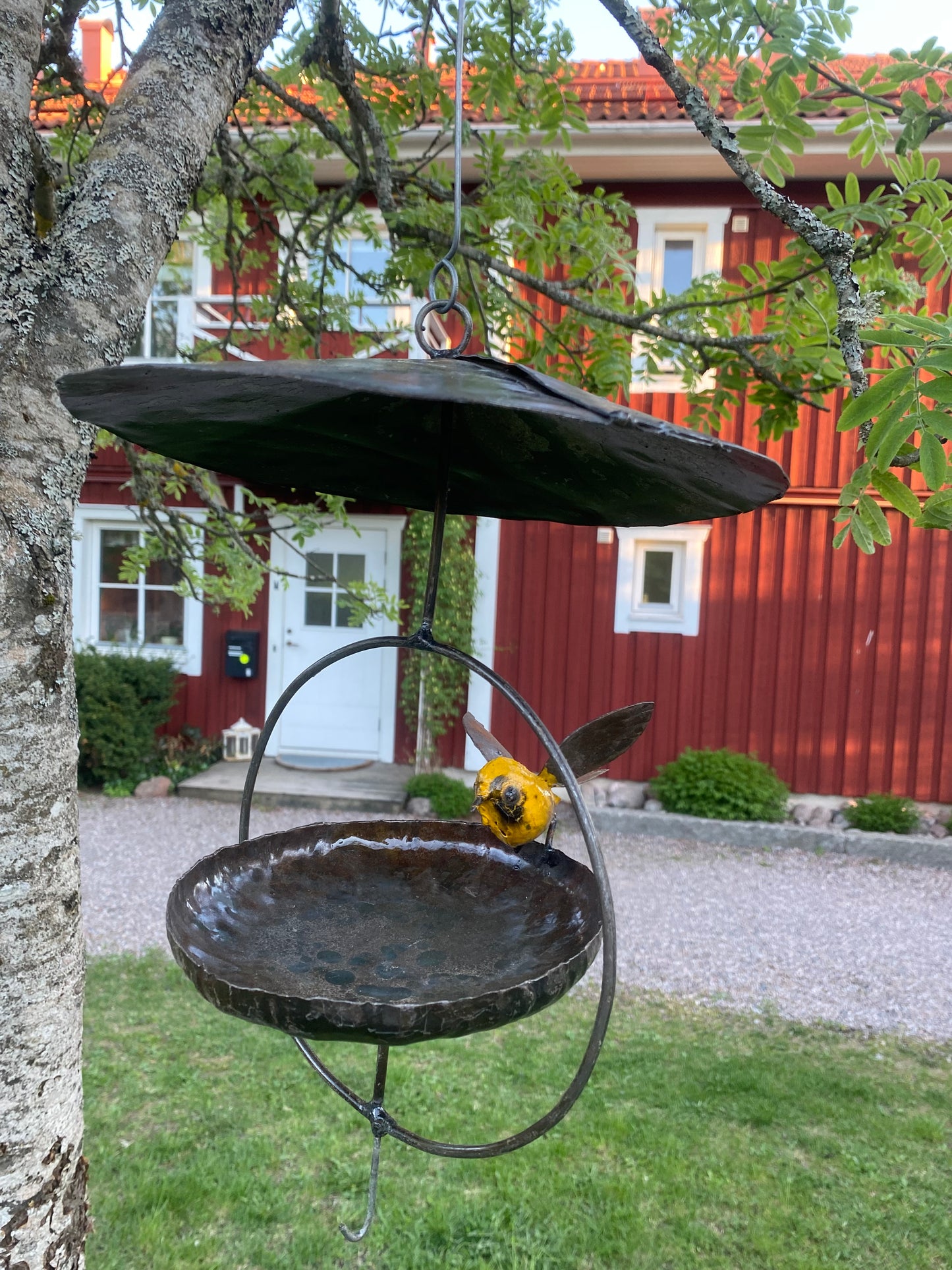 Hängande fågelbord med tak gul fågel