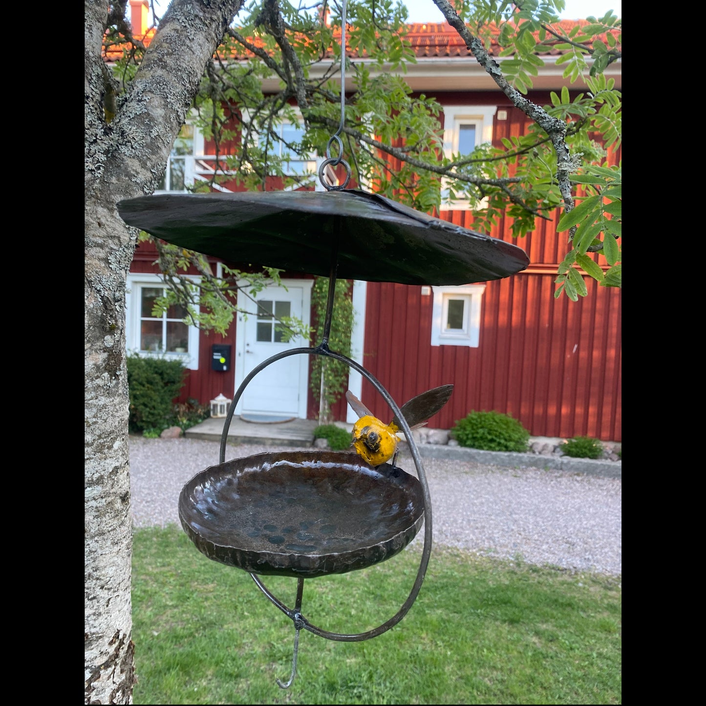 Hängande Fågelbord med Tak Gul Fågel – Handgjord Metallskulptur från Zimbabwe