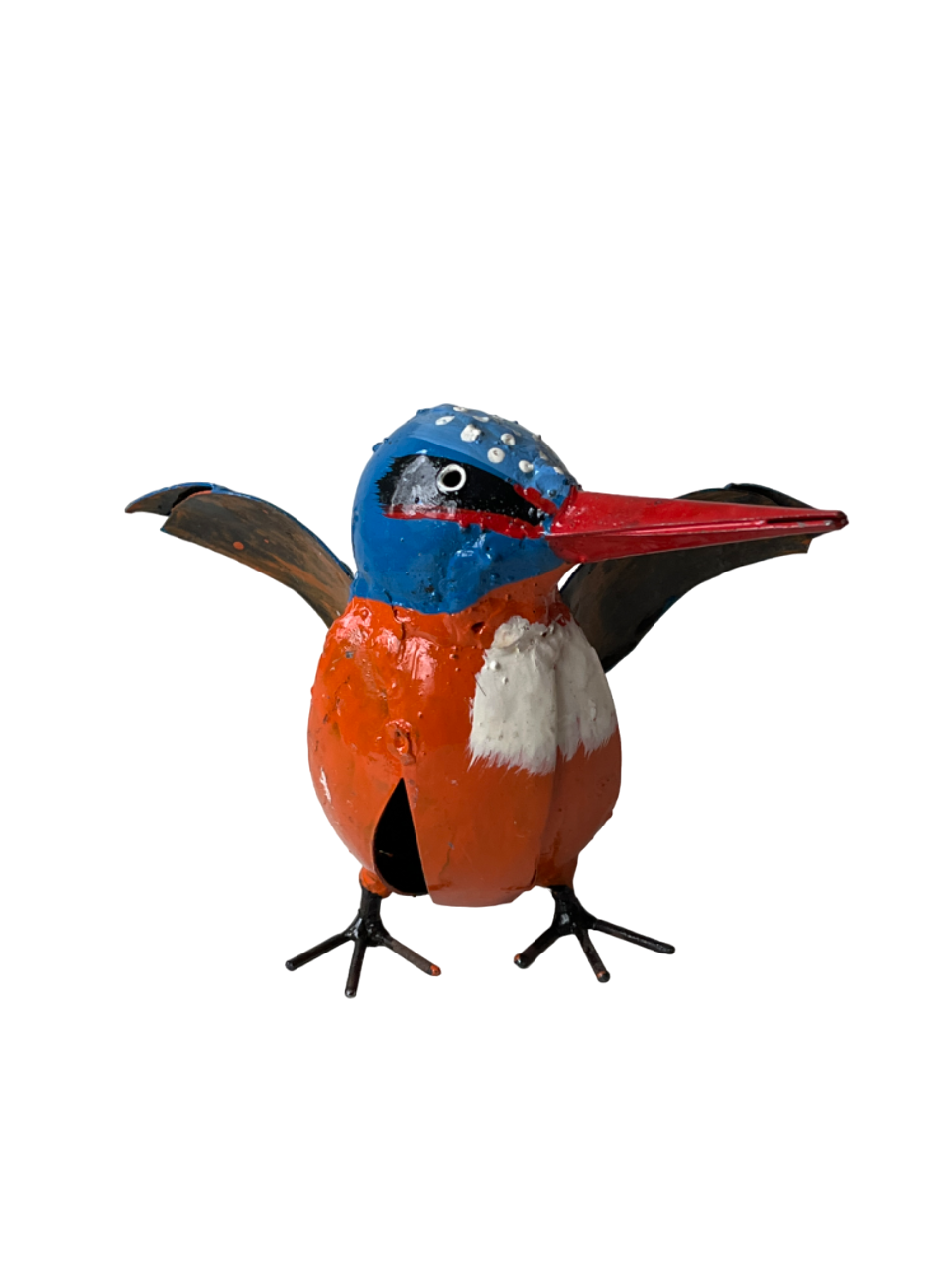 Kungsfiskare sedd framifrån. Hjässa, rygg och vingar är blåmålade och magen är orange. Den har en röd, rak näbb.
