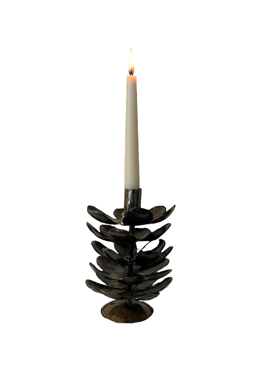 Kotte med kronljus i metallspetsen