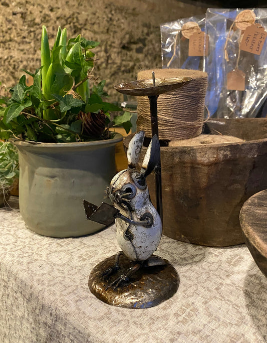 Ljushållare Hare Läser Bok - Återvunnen Metall från Zimbabwe