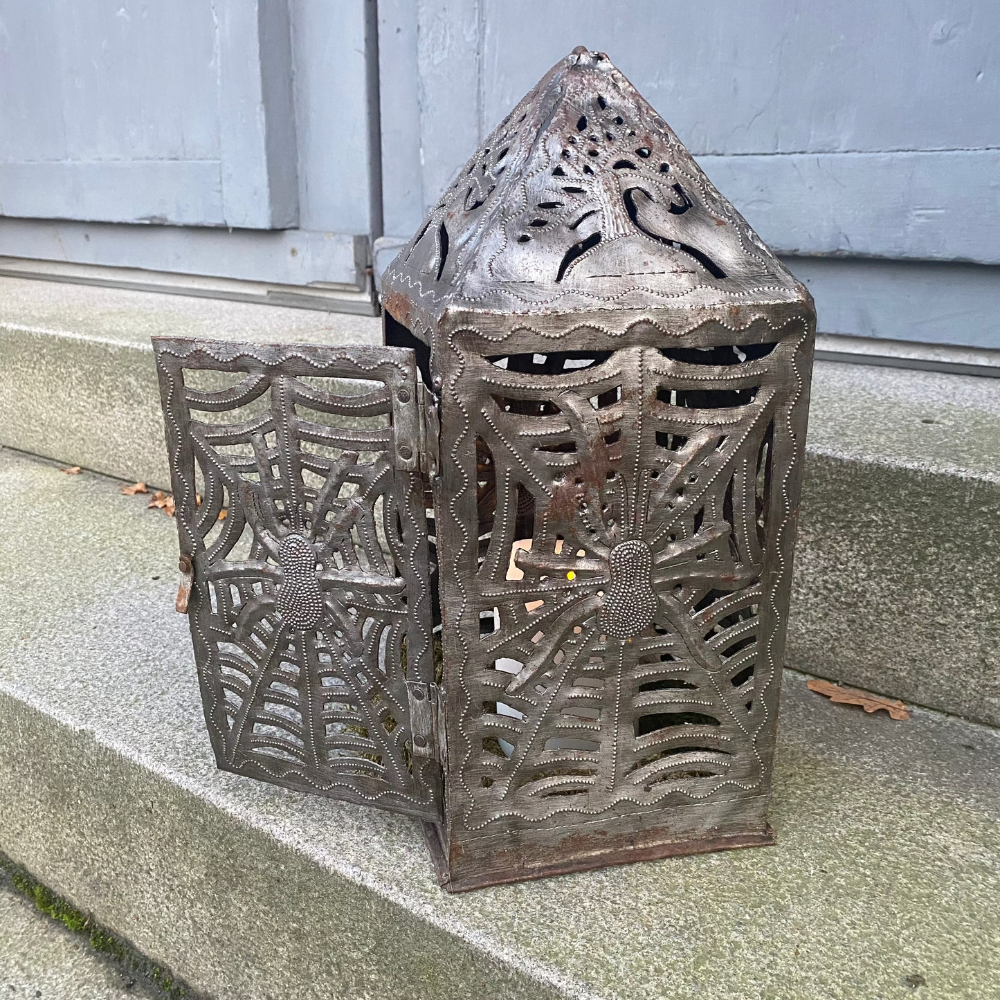 Ljuslykta Fyrkantig Spindel 36 cm - Handgjord Metallkonst från Haiti