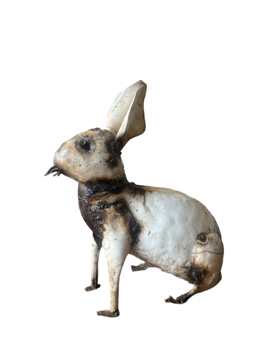 Vit hare av återvunnen metall